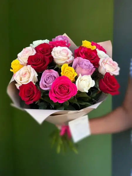 Букет из разноцветных роз